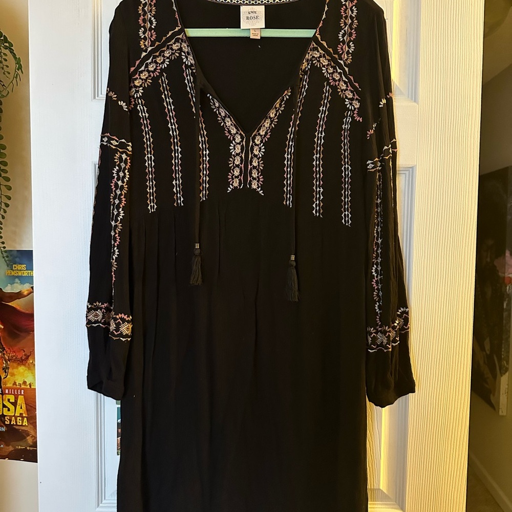Knox rose black embroidered dress size: L